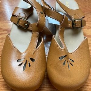 New w/tags Brown Old Navy Kids Clogs Size 11